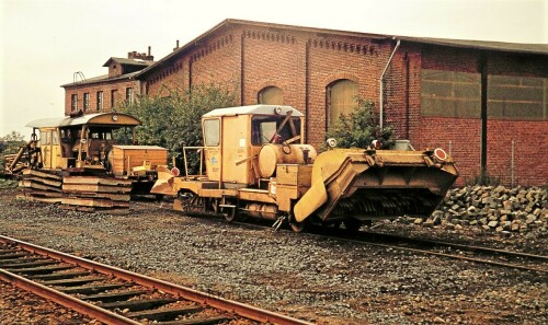 Bahndienstfahrzeug_Weichenreinigunsmaschine_Gleisbettungsreinigungsmaschine_Baufahrzeuge_Bahn_DB_Bad_Oldesloe_Bahnhof_1979-8.jpg