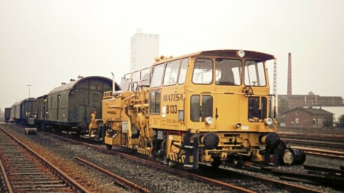 Batisa-_B133_Schotterstopfmaschine_Schienen_Baufahrzeuge_Bahn_DB_Bad_Oldesloe_Bahnhof_1979-5.jpg