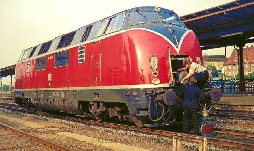 BR 220 schmieren Fronttür Dampfheizung Bahnhof Bad Oldesloe 1975 V200 (1)