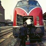 BR_220_schmieren_Fronttur_Dampfheizung_Bahnhof_Bad_Oldesloe_1975_V200-2