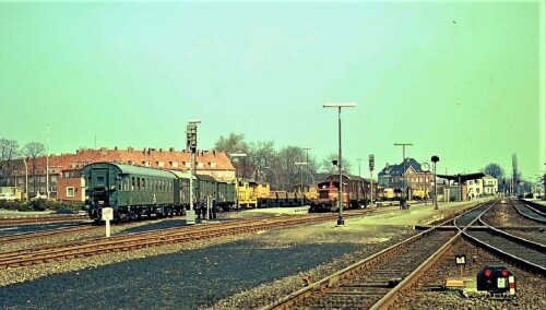 Bahnhof Bad Oldesloe 1975 Schleifzug Gleiszug Bahn Bautrupp gelb (2)