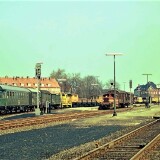 Bahnhof_Bad_Oldesloe_1975_Schleifzug_Gleiszug_Bahn_Bautrupp_gelb-2