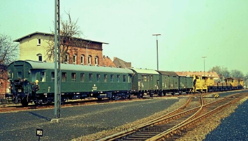Bahnhof Bad Oldesloe 1975 Schleifzug Gleiszug Bahn Bautrupp gelb (3)