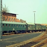 Bahnhof_Bad_Oldesloe_1975_Schleifzug_Gleiszug_Bahn_Bautrupp_gelb-3