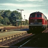 BR_218_185_Guterzug_purpurrot_DB_Bahnhof_Bad_Oldesloe_1977