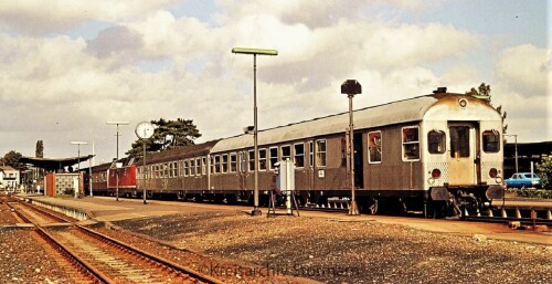 BR 220.0 V 200 n Wagen Silberling Notfallbahnsteig Baustelle rot DB Bahnhof Bad Oldesloe 1977 (1)