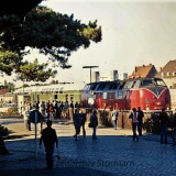 BR_220.0-V_200_rot_DB_Bahnhof_Bad_Oldesloe_1977_LBE_Doppelstockwagen_Lubeck_Buchener_Eisenbahngesellschaft.