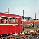 BR_220_Bahnhofsidylle_Schienenbus_VT_98_V_200_Bahnhof_Bad_Oldesloe_1976_Gleisvorfeld