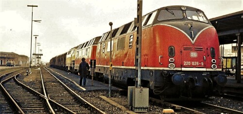 BR 220 V200 Bahnhof Bad Oldesloe 1979 Doppelbespannung Dreifachspann (1)