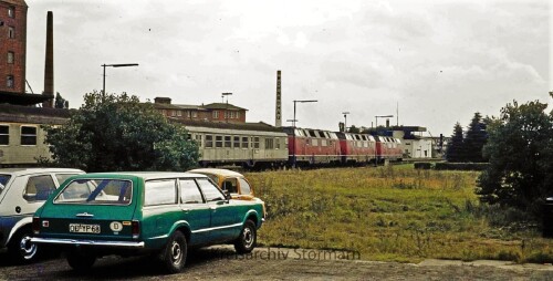 BR 220 V200 Bahnhof Bad Oldesloe 1979 Doppelbespannung Dreifachspann Ford Taunus Karavan Kombi grün
