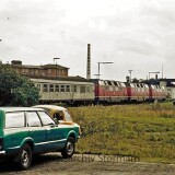 BR_220_V200_Bahnhof_Bad_Oldesloe_1979_Doppelbespannung_Dreifachspann_Ford_Taunus_Karavan_Kombi_grun