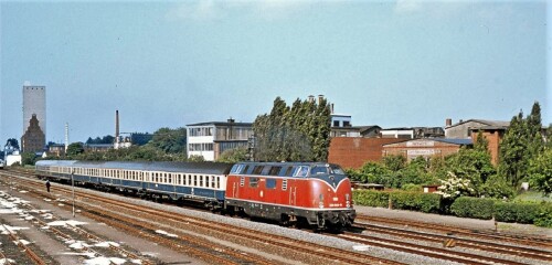 BR 220 V200 Bahnhof Bad Oldesloe 1979 Eilzug Mitteleinstiegswagen ozeanblau