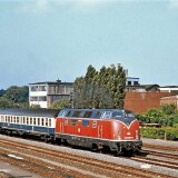 BR_220_V200_Bahnhof_Bad_Oldesloe_1979_Eilzug_Mitteleinstiegswagen_ozeanblau