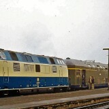 BR_221_115_Bahnhof_Bad_Oldesloe_1979_Doppelstockwagen_Dosto_LBE_ozeanblau-1