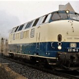BR_221_115_Bahnhof_Bad_Oldesloe_1979_Doppelstockwagen_Dosto_LBE_ozeanblau-2