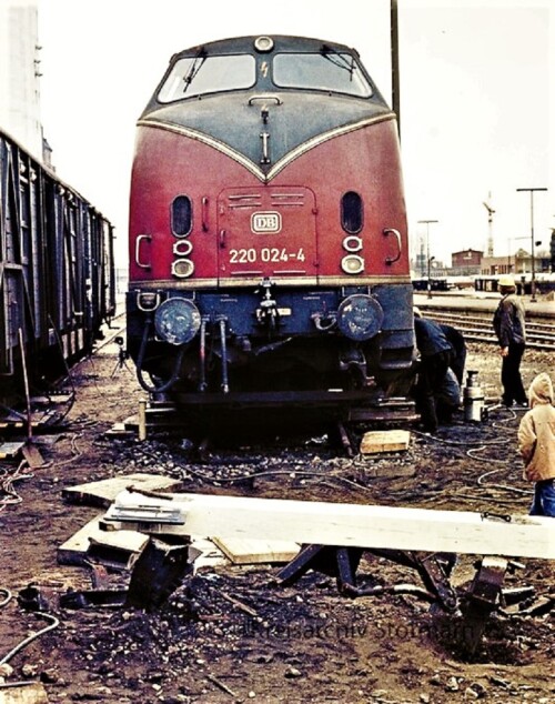 Entgleisung Aufgleisung V 200 BR 220 Bahnhof Bad Oldesloe Prellbock überfahren 1974 (11)