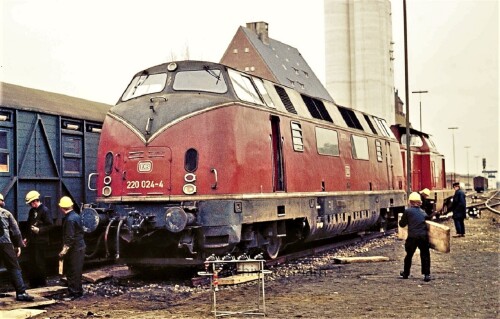 Entgleisung Aufgleisung V 200 BR 220 Bahnhof Bad Oldesloe Prellbock überfahren 1974 (12)