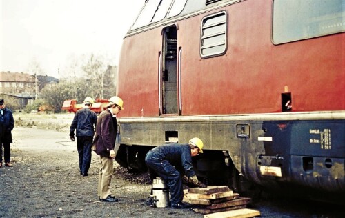 Entgleisung Aufgleisung V 200 BR 220 Bahnhof Bad Oldesloe Prellbock überfahren 1974 (4)