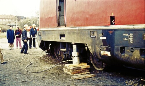 Entgleisung Aufgleisung V 200 BR 220 Bahnhof Bad Oldesloe Prellbock überfahren 1974 (6)