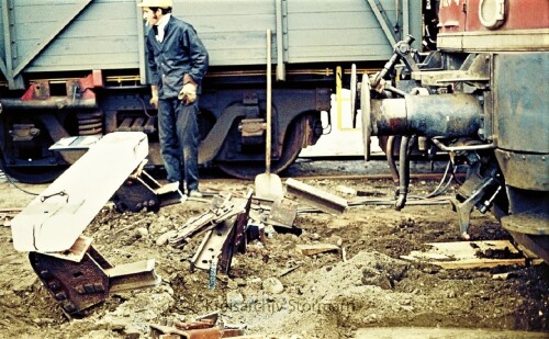 Entgleisung Aufgleisung V 200 BR 220 Bahnhof Bad Oldesloe Prellbock überfahren 1974 (7)