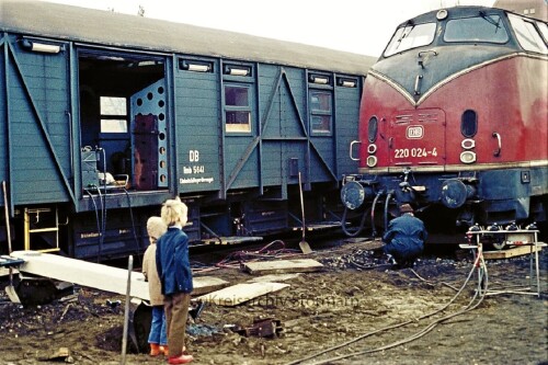 Entgleisung Aufgleisung V 200 BR 220 Bahnhof Bad Oldesloe Prellbock überfahren 1974 (8)