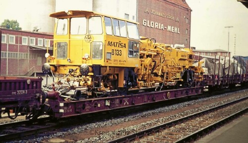 Gleisstopfmaschine Matissa 133 Bahnhof Bad Oldesloe 1975 Schleifzug Gleiszug Bahn Bautrupp gelb