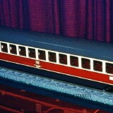 Model_1zu8_TEE_Grosraumwagen_1.-Klasse_Avmz_Trans_Europ_Express_Handmodell_DER_Reiseburo_DB_Bahnhof_Bad_Oldesloe_1977