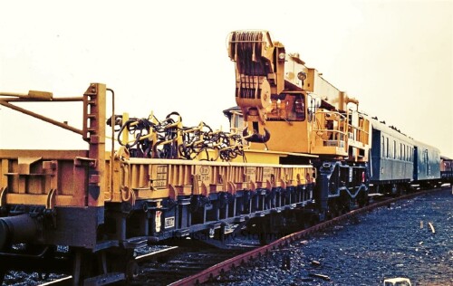 Schienenkran Gottwald Bauzug Bahnhof Bad Oldesloe 1976 Gleisvorfeld gelb ozeanblau deutsche bundesba