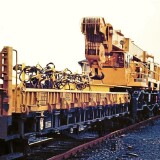 Schienenkran_Gottwald_Bauzug_Bahnhof_Bad_Oldesloe_1976_Gleisvorfeld_gelb_ozeanblau_deutsche_bundesbahn-2