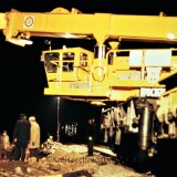 Schienenkran_Gottwald_Bauzug_Bahnhof_Bad_Oldesloe_1976_Gleisvorfeld_gelb_ozeanblau_deutsche_bundesbahn-3