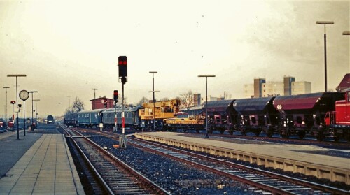 Schienenkran Gottwald Bauzug Bahnhof Bad Oldesloe 1976 Gleisvorfeld gelb ozeanblau deutsche bundesba
