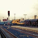 Schienenkran_Gottwald_Bauzug_Bahnhof_Bad_Oldesloe_1976_Gleisvorfeld_gelb_ozeanblau_deutsche_bundesbahn-4