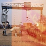 Verladekran_Guterug_Renault_4_Niederflurwagen_Bahnhof_Bad_Oldesloe_1976_Gleisvorfeld