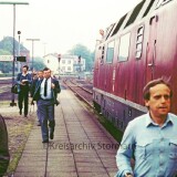1980_BR_220_Doppelstockwagen_DAB_6_LBE_BR_212_Bahnhof_Bad_Oldesloe_1980