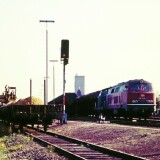 1980_DoppeltraktioN_BR_218_249_BR_212_ozeanblau_purpurrot_Guterzug_Bahnhof_Bad_Oldesloe_V160_V100-2