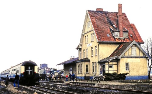 BR 212 Gesellschaftswagen WGmh Silberlinge Ueze Bahnhof Ehlershausen1984 (2)