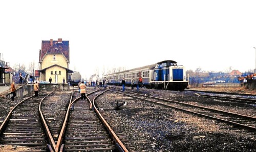 BR 212 Gesellschaftswagen WGmh Silberlinge Ueze Bahnhof Ehlershausen1984 (3)