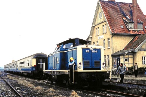 BR 212 Gesellschaftswagen WGmh Silberlinge Ueze Bahnhof Ehlershausen1984 (4)