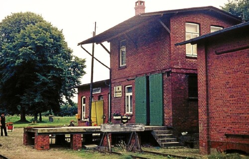 Blumenau Bahnhof Bahnstation 1973 haus Gebäude Laderampe VW Käfer rot EBOE Schienenbus BR 798 (1)