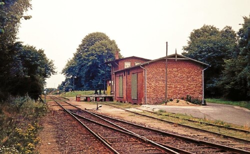 Blumenau Bahnhof Bahnstation 1973 haus Gebäude Laderampe VW Käfer rot EBOE Schienenbus BR 798 (3)