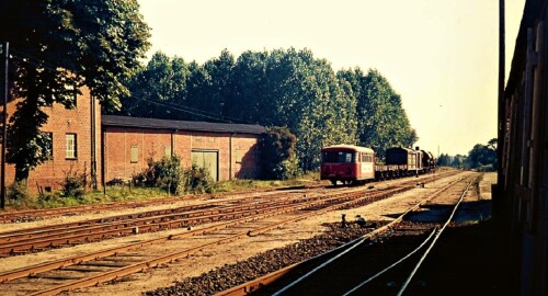 Bahnhof Barmstedt 1973 BR 998 Beiwagen Schienenbus Doornkaat Bad Oldesloe Elmshorn EBOE (2)