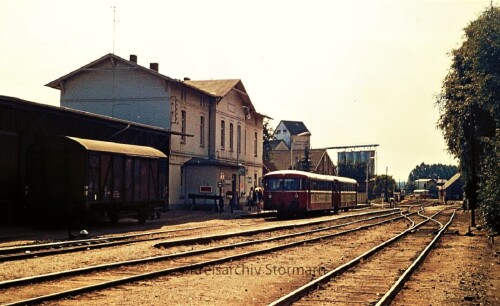 Bahnhof Barmstedt 1973 Bahnhofsgebäude BR 798 Schienenbus Bad Oldesloe Elmshorn EBOE gedeckter Güter
