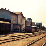 Bahnhof_Barmstedt_1973_Bahnhofsgebaude_BR_798_Schienenbus_Bad_Oldesloe_Elmshorn_EBOE_gedeckter_Guterwagen_Guterschuppen_Doppelkreuzungsweiche-1