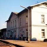 Bahnhof_Barmstedt_1973_Bahnhofsgebaude_BR_798_Schienenbus_Bad_Oldesloe_Elmshorn_EBOE_gedeckter_Guterwagen_Guterschuppen_Doppelkreuzungsweiche-2