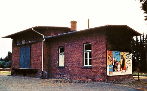 Kisdorf Bahnhof 1973 Henstedt Güterschuppen Empfangsgebäude Werbung Plakate Lord extra Eis