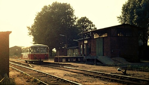 VT 09 BR 798 Doornkaat Werbung rot weiß Uerdinger Ürdinger Schienenbus Sülfeld Bahnhof 1973 Halteste