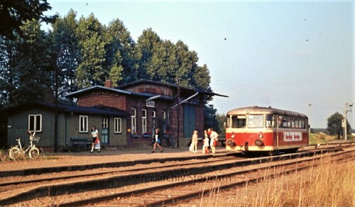 VT 09 BR 798 Doornkaat Werbung rot weiß Uerdinger Ürdinger Schienenbus Sülfeld Bahnhof 1973 Halteste