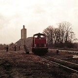 Bahnhof_Hollenbek_1980_-BR_212_Dosto_LBE_Doppelstockwagen_DAB_6_8_Kaiserbahn-1