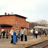 Bahnhof_Hollenbek_1980_-BR_212_Dosto_LBE_Doppelstockwagen_DAB_6_8_Kaiserbahn-2