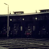 BR_042_BR_043_BR_051_Emden_Bahnhof_1975_BW_Ringlokschuppen_Dampflokomotiven_Drehscheibe_Lokschuppen-1